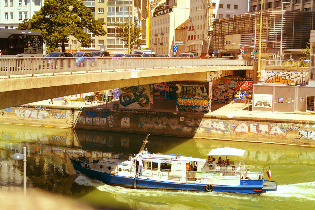 Schiff auf Donaukanal unter Brücke